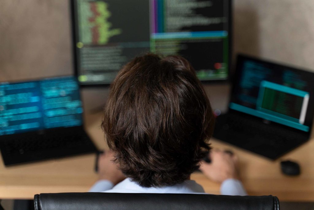 Pantalla de monitorización en tiempo real de servidores Linux remotos mostrando rendimiento, alertas y métricas clave para empresas tecnológicas.