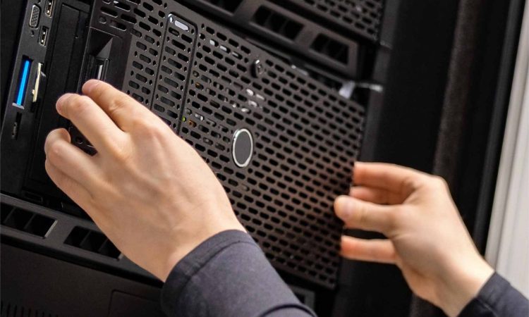 imagen-en-4k-de-un-ingeniero-de-ti-trabajando-con-servidores-y-almacenamiento-en-un-recinto-san-de-un-centro-de-datos